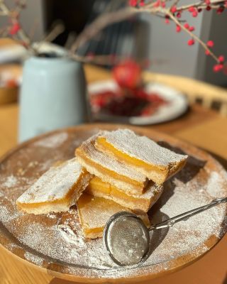 Citronové čtverce Receptů na americké „lemon bars“ je nekonečno. Já chtěla pro vás takový, kde není kvůli ceně moc surovin...